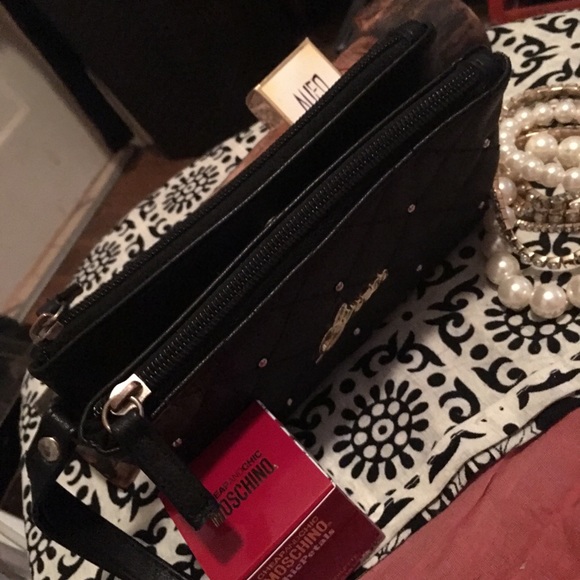 *NWOT* GUESS - Large Soft  Black Zip Wallet/Clutch - Picture 2 of 8